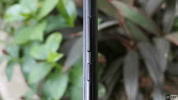 Tombol sebelah kanan ada power dan pengaturan audio. Foto: Gizguide