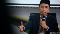 Terkait hoax keislaman capres Jokowi, TGB pun mengatakan ia tak meragukan keislaman Jokowi.