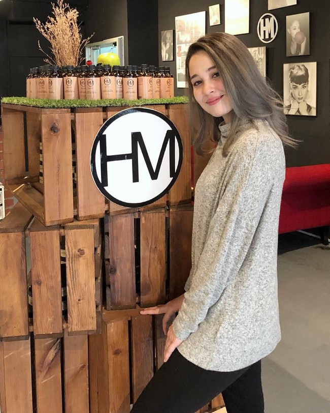 Namun, ia membuat keputusan yang menggemparkan setelah tampil tanpa hijab di media sosial. Kepada Berita Harian Online, ia mengaku telah resmi melepas hijabnya. Foto: Instagram/emma_maembongofficial