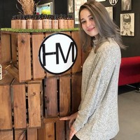 Namun, ia membuat keputusan yang menggemparkan setelah tampil tanpa hijab di media sosial. Kepada Berita Harian Online, ia mengaku telah resmi melepas hijabnya. Foto: Instagram/emma_maembongofficial