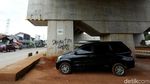 Duh, Kolong Tol Becakayu Jadi Parkir Liar