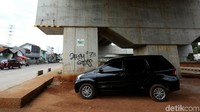 Sebuah mobil berwarna hitam terparkir di kolong Tol Becakayu.
