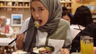 Pose Asyik Kulineran Indy, Sepupu Risa Saraswati yang Bisa Liat Hantu