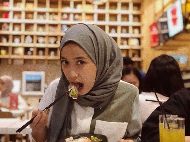 Pose Asyik Kulineran Indy, Sepupu Risa Saraswati yang Bisa Liat Hantu