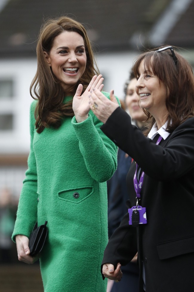 Kate Middleton mengenakan gaun hijau saat mengunjungi Lavender Primary School di Enfield, London beberapa waktu lalu. Foto: Dok. Getty Images