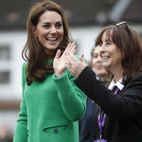 Kate Middleton mengenakan gaun hijau saat mengunjungi Lavender Primary School di Enfield, London beberapa waktu lalu. Foto: Dok. Getty Images