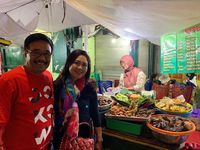 Romantisnya Djarot Saiful Hidayat dan Istri Saat Suap-suapan Nasi Gudeg di Jogja 