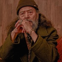 Tak disangka, pria tersebut menemukan bakat terpendam di usia 65. Sejak saat itu, kakek tersebut pun jadi rebutan banyak brand. Foto: Instagram @cildugim