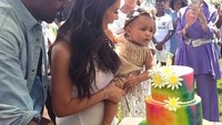  Begini keseruan perayaan ulang tahun North West ke satu. Kanye berada di samping Kim yang sedang menggendong North dihadapan kue berwarna pelangi. Foto: Instagram privatekanye