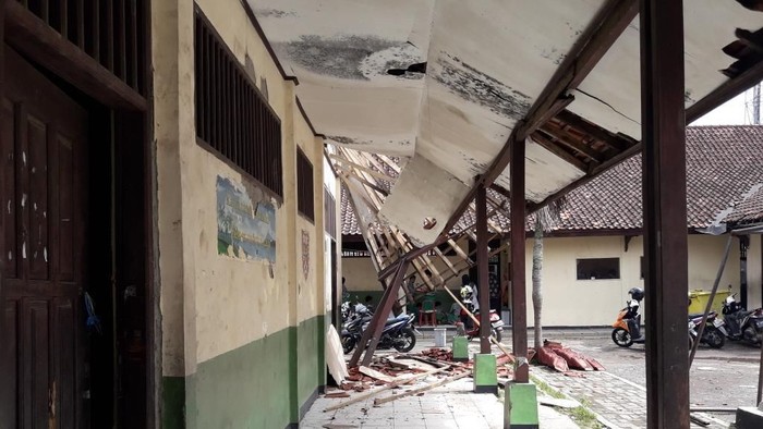 Pemkab Bekasi Segera Perbaiki Atap SDN Cicau 01 yang Ambruk