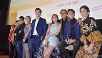 Michelle Ziudith bersama para pemain dan tim produksi film Calon Bini saat ditemui di kawasan Gandaria, Jakarta Selatan pada Rabu (6/2) malam. Pool/Ismail/detikFoto.