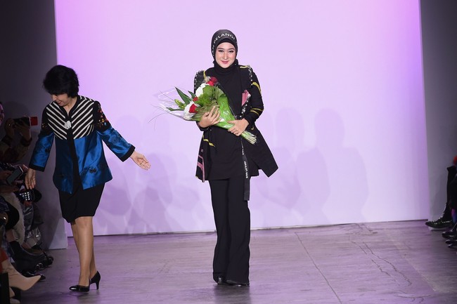 Sesuai prinsipnya, Dian Pelangi mengusung modest fashion lengkap dengan scarf yang dipakai sebagai hijab di badan model. Tema yang ia bawa adalah Sociolove. Foto: Getty Images