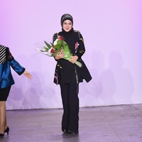 Sesuai prinsipnya, Dian Pelangi mengusung modest fashion lengkap dengan scarf yang dipakai sebagai hijab di badan model. Tema yang ia bawa adalah Sociolove. Foto: Getty Images