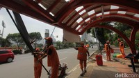 Atap halte yang rusak diperbaiki terlebih dahulu.