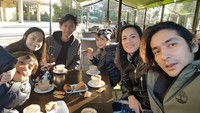 Seru banget. Melihat keluarga bahagia ini ngopi bareng saat pergi bersama ke luar negeri. Foto: Instagram