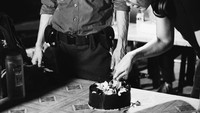 Surprise kue ulang tahun sang suami. Inong pun terlihat sedang ingin memotong kue yang tampak enak itu. Foto: Instagram