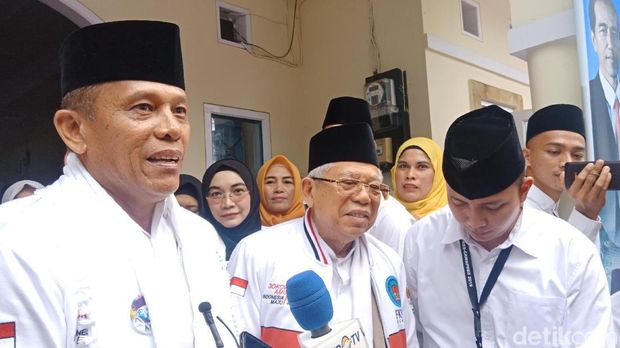 Cawapres Ma'ruf Amin menemui relawan di Padang, Sumbar, Jumat (8/2/2019