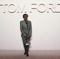 Blazer abu-abu bergaya klasik menjadi pilihan bintang Black Panther Danai Gurira. Untuk bawahan, ia mengandalkan celana panjang sehingga mempertegas kesan maskulinnya. (Foto: Getty Images)