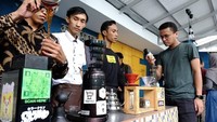 Berbincang dengan barista, Faldo mengatakan selalu mendukung usaha anak muda termasuk bidang kuliner. Kali ini kopi jadi usaha yang disorot. Foto: instagram @faldomaldini