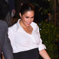 Kemeja putih menjadi atasan andalan. Adapun kancing bagian atas kemeja dibiarkan terbuka sehingga semakin mempertegas aura seksi mantan aktris tersebut. (Foto: Getty Images)