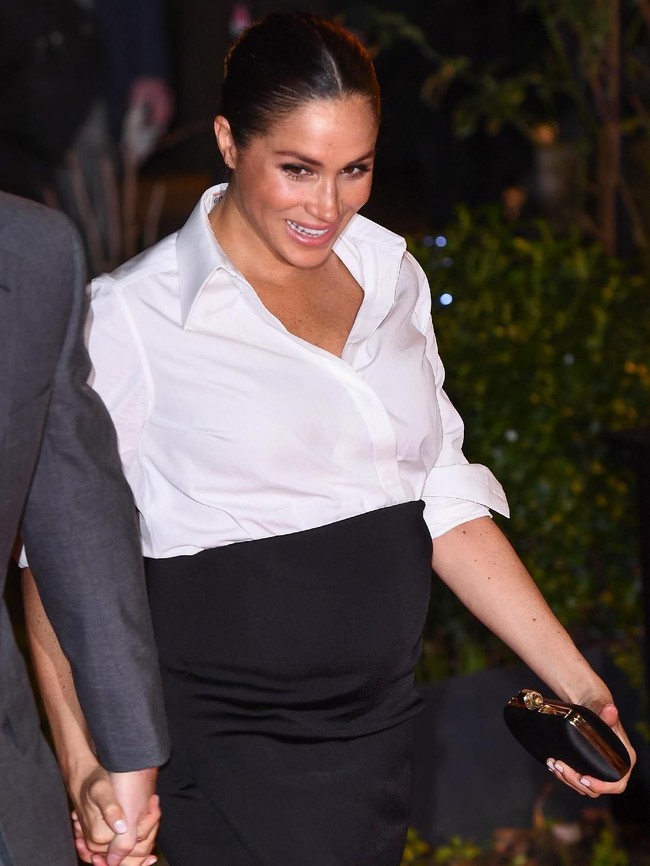 Kemeja putih menjadi atasan andalan. Adapun kancing bagian atas kemeja dibiarkan terbuka sehingga semakin mempertegas aura seksi mantan aktris tersebut. (Foto: Getty Images)