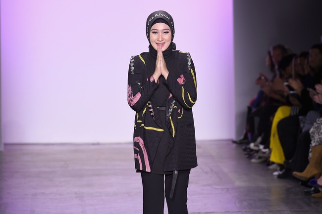 Indonesia patut berbangga hati karena hampir setiap tahun mengirim desainer bertalenta di New York Fashion Week. Tahun ini, desainer terpilih adalah Dian Pelangi, Itang Yunasz, Alleira Batik, dan 2Madison Avenue. Foto: Getty Images