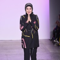Indonesia patut berbangga hati karena hampir setiap tahun mengirim desainer bertalenta di New York Fashion Week. Tahun ini, desainer terpilih adalah Dian Pelangi, Itang Yunasz, Alleira Batik, dan 2Madison Avenue. Foto: Getty Images