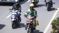 Mahkamah Konstitusi (MK) menegaskan mengemudi sambil melihat ponsel, baik menelpon atau melihat peta GPS, dapat dihukum penjara sesuai UU LLAJ. Antara Foto/Hafidz Mubarak A