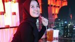 Serunya Pose Emma, Artis Cantik Malaysia Saat Cicip Makanan Enak
