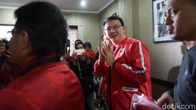 Momen Ahok Berjaket PDIP dan Pamer Kartu Anggota