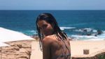 Foto: Sarah Stage, Hot Mom yang Suka ke Pantai