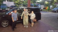 Pantauan detikcom Mandala tiba pukul 18.28 WIB di Kejaksaan Negeri Jakarta Pusat, Jalan Merpati, Kemayoran, Jakarta Pusat, Jumat (8/2/2019). Mandala datang didampingi tim penguasa hukum Elza Syarief beserta keluarganya.