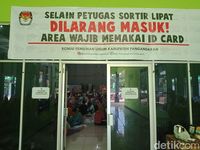 Berkah Pemilu di Pangandaran, Emak-emak Jadi Pelipat Surat Suara