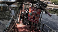 Petugas Kelurahan Rawa Badak Utara di Jakarta Utara memiliki cara unik melakukan sosialisasi pencegahan penyakit Demam Berdarah Dengue (DBD), Jakarta, Jumat (8/2/2019).