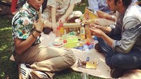 Piknik dikebun orang, tulis Abimana dalam caption fotonya. Foto: Instagram