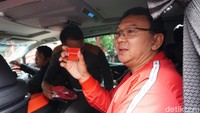 Ahok juga menunjukkan kartu tanda anggota (KTA) PDIP miliknya. 