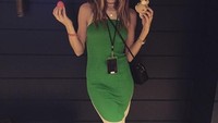 Saat Paskah, Behati memperingatinya dengan pakai kostum hijau. Tak ketinggalan memegang telur dan kelinci yang identik dengan Paskah. Foto: Instagram behatiprinsloo