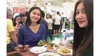 Datang ke festival kuliner, Pamela lapar mata dan langsung membeli berbagai macam makanan dan jajanan. Seperti sate Padang hingga telur gulung.  Foto: Instagram @pamelaaasafitriduoserigala