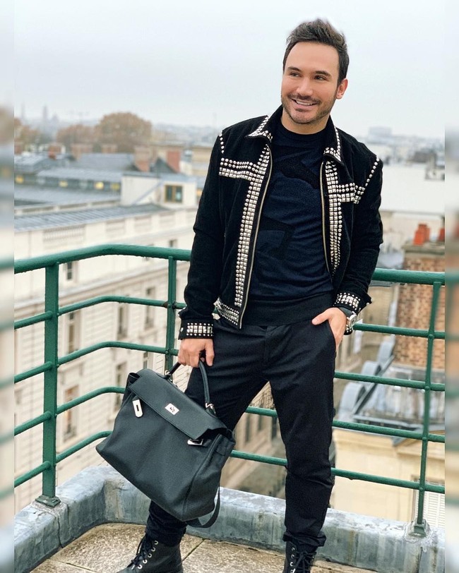 Selain seri Birkin, Dr. Thiago yang merupakan lulusan PFUR University di Moskow, Rusia ini juga mengoleksi tas Hermes Kelly. Pada foto ini, sang dokter tampil serba hitam termasuk tas Hermes berharga ratusan juta rupiah yang dibawanya. (Foto: Dok. Instagram Dr. Thiago Freire)
