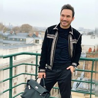 Selain seri Birkin, Dr. Thiago yang merupakan lulusan PFUR University di Moskow, Rusia ini juga mengoleksi tas Hermes Kelly. Pada foto ini, sang dokter tampil serba hitam termasuk tas Hermes berharga ratusan juta rupiah yang dibawanya. (Foto: Dok. Instagram Dr. Thiago Freire)