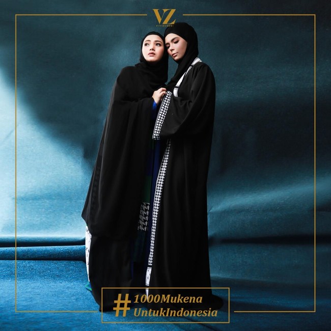 Mendukung gerakan itu, para publik figur melakukan sesi pemotretan bersama fotografer populer Diera Bachir. Mereka kompak memakai koleksi abaya dari Vivi Zubedi. Foto: Diera Bachir