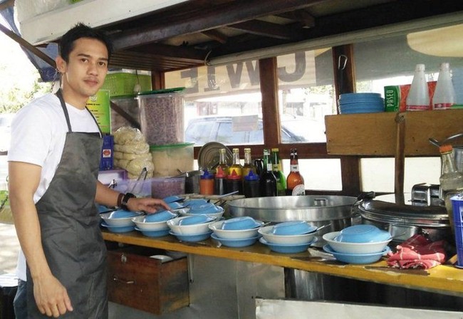 Jual Asinan hingga Siomay, Ini Potret 5 Penjual Makanan Tampan yang Viral