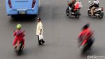Warga Masih Nekat Menyeberang Sembarangan