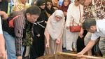 Tabah dan Tegarnya Marini Zumarnis di Pemakaman Sang Bunda