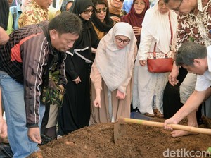 Ibunda Marini Zumarnis Meninggal Dunia karena Stroke