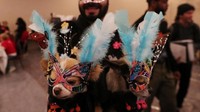 Seekor anjing dihias meriah dengan topeng bulu-bulu yang membuat penampilannya semakin bikin gemas penonton.