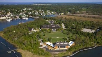 Pulau Roanoke yang dulu merupakan wilayah Inggris terkenal dengan masyarakatnya yang lenyap secara misterius pada akhir 1850-an. Kawasan tersebut kini masuk ke wilayah North Carolina. Foto: roanokeisland.com