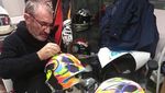 Cakep, Helm Valentino Rossi Dilukis Tangan
