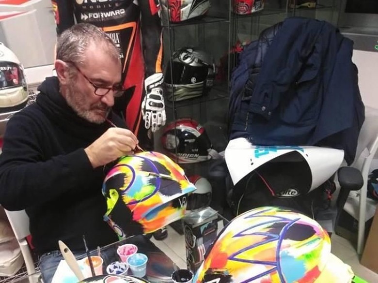 Helm Baru Valentino Rossi, Dilukis Tangan. Foto: Drudi Performance Helm Baru Valentino Rossi, Dilukis Tangan. Foto: Drudi Performance