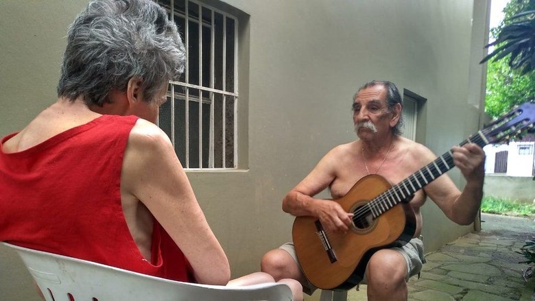 Kakek Ini Mainkan Gitar Setiap Hari Demi Istri Pengidap Alzheimer Kakek Ini Mainkan Gitar Setiap Hari Demi Istri Pengidap Alzheimer